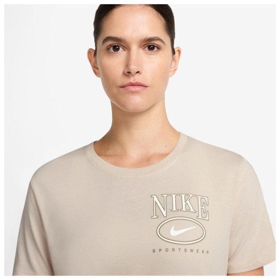 Nike Γυναικεία κοντομάνικη μπλούζα Sportswear Club Nike Γυναικεία κοντομάνικη μπλούζα Sportswear Club